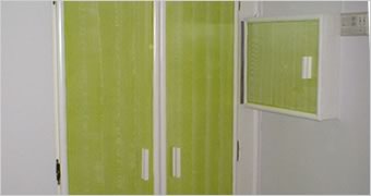 Portas de madeira pintadas com verniz acrílico colorido